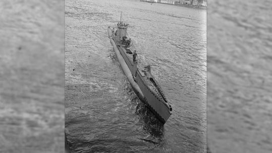 Image ID 2X16GN1 V class submarine HMS Venturer arriving at Holy Loch during WW2 on a blurred background NO REUSE CREDIT piemags ww2archive Alamy Stock Photo