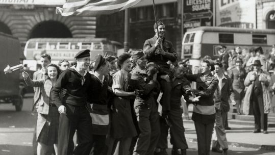 Image ID A87DR8 Allied Armed Forces personnel celebrate VE Day together in Piccadilly Circus in 1945 NO REUSE CREDIT Pictorial Press Ltd Alamy Stock Photo