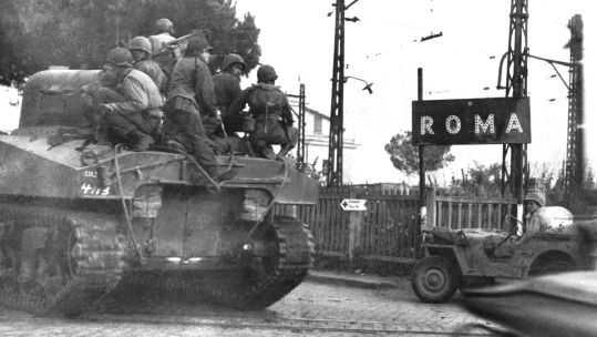 Image ID CW6FTD Americans troops in Rome, Italy on 5 June 1944 CREDIT Photo 12 / Alamy Stock Photo EXP 231124