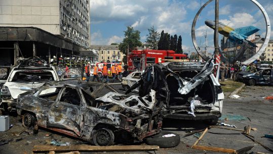 Images ID 2JH44DR Burnt-out cars are pictured at the scene of the Russian missile attack on central Vinnytsia 14072022 CREDIT Abaca Press,Alamy Stock Photo.jp