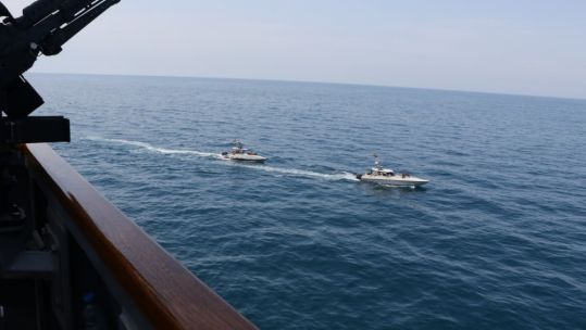 Iranian ships approach the US Navy in Gulf 