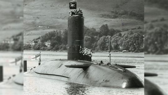 HMS Conqueror submarine Returns to Faslane Holy Loch after sinking Argentinean battleship General Belgrano South Atlantic Falklands War July 1982. Picture: Trinity Mirror / Mirrorpix / Alamy