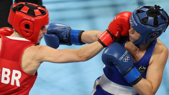 Karriss Artingstall (red) fighting Skye Nicholson at Tokyo 2020 Olympics (Picture: XINHUA Alamy).