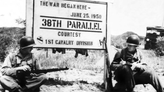 Korean War, soldiers resting on the spot where the Korean War broke out Image ID CWAWWK 270723 CREDIT Everett Collection Historical  Alamy Stock Photo