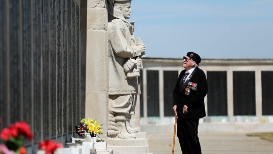Lawrence Churcher laying a wreath in commemoration) DUNKIRK COMMEMORATED BY ROYAL NAVY VETERAN 80 YEARS credit MOD.jpg