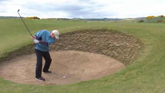 Dealing with the tricky links bunkers.