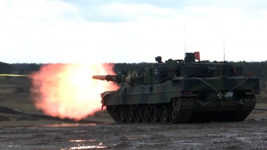 Leopard 2 tank firing 
