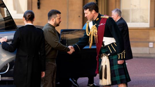 Lieutenant Colonel Johnny Thompson equerry to King Charles greets Ukrainian President Volodymyr Zelensky at Buckingham Palace 080223 CREDIT PA Images Alamy Stock Photo.jpg