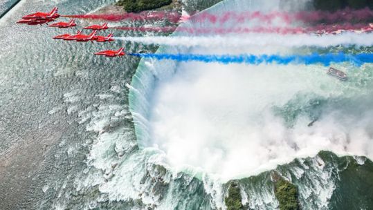 Red Arrows over Niagara Falls (Image: Cpl Phil Dye/RAF)