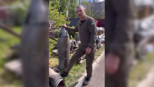 Major of Kyiv Vitali Klitschko showing a German magazine the remains of the Kinzhal missile 150523 CREDIT Paul Ronzheimer BILD