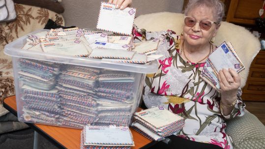 Marjory Day with the letters (Picture: SWNS).