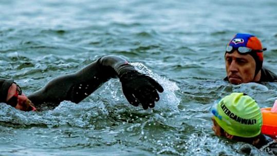 Mark Ormrod completing world record attempt for fastest 1km swim in open water with one arm
