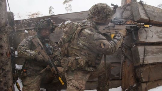 Soldiers from 1 Mercian push through the trench system