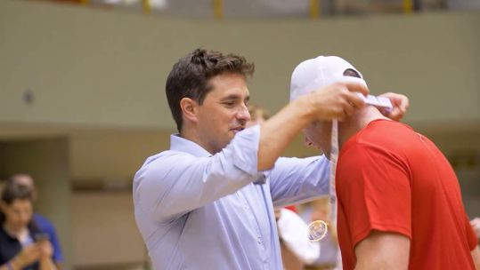 Johnny Mercer presents medal at Veterans' Games in Tel Aviv