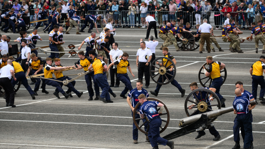 New Zealand Naval Instructor joins HMS Collingwood's Field Gun Crew for prestigious annual competition