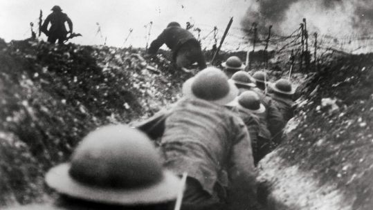 Over the top at the Somme World War One WW1 WWI First World War DATE TAKEN UNKNOWN CREDIT PA
