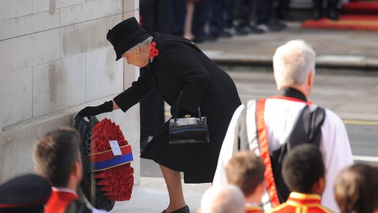 Queen at cenotaph