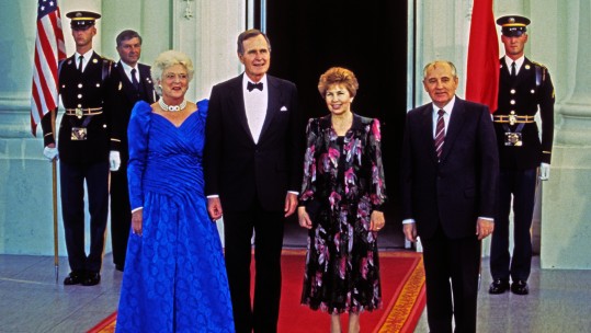 Photo by Dennis Brack / Pool via CNP /ABACAPRESS.COM. United States President George H.W. Bush, left center, and President Mikhail Gorbachev of the Union of Soviet Socialist Republics, right, pose for a group photo with their wives in front of the North P