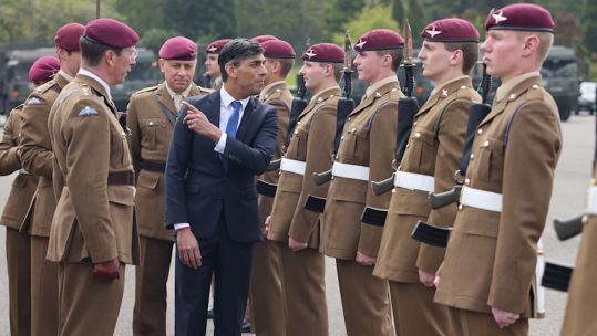 PM Rishi Sunak talking to young paratroopers at ITC Catterick