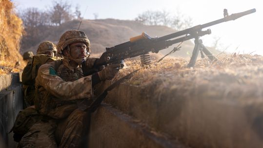 Soldiers from 3 Para man the GPMG