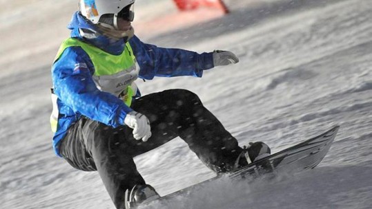 Competitor racing in the Snowboard Parrellel GS
