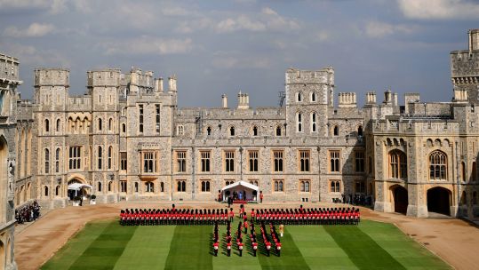 Queen Elizabeth US President Donald Trump Guard Of Honour Coldstream Guards Windsor Castle 130718 CREDIT PA Images Alamy Stock Photo