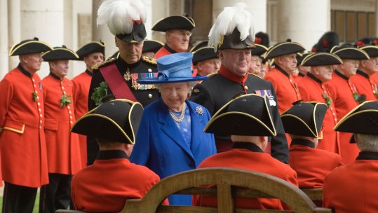 The Queen inspects Chelsea Pensioners at the Founders Day, 2006