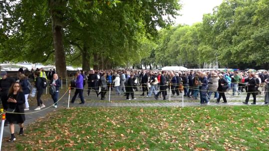 Queues of people waiting to see Queen Elizabeth II Lying-in-State 160922 CREDIT Pool
