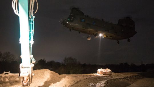 The RAF Chinook carrying aggregate during one of the shuttles (Picture: @RAF_Odiham/ Twitter).