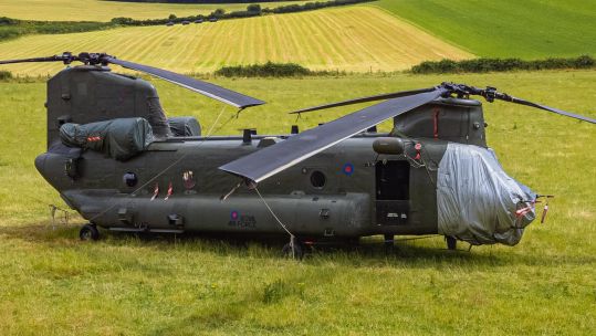 A RAF Chinook helicopter was forced to make an emergency landing in Dorset after a fault was found (Picture: Becaviation Photography)