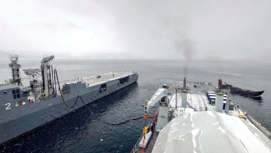 RFA Mounts Bay has completed a replenishment RAS with Dutch Warship ZrMsKarelsDman 12032023 CREDIT RFA Mounts Bay