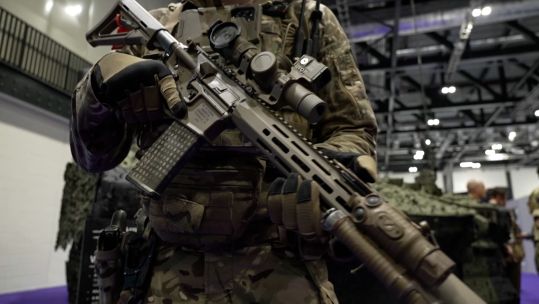 Ranger Regiment soldier shows off new assault rifle Knight's Stoner 1 at DSEI 150923 CREDIT BFBS