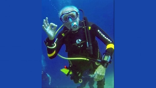 Ray Woolley during the dive (Picture: SWNS).