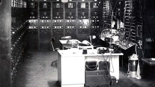 A receiver control bay in Knockholt, Kent (Picture: GCHQ).