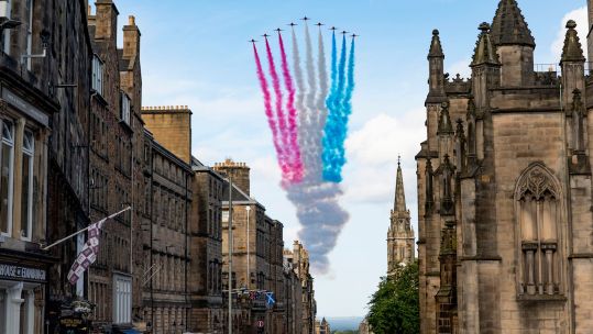 Red Arrows flypast along the Royal Mile in Edinburgh for Royal Edinburgh Military Tattoo 2024 Image ID 2XRGY54 100824 CREDIT Alamy Stock Photo