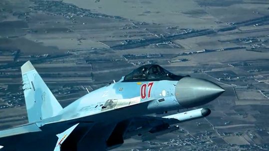 Russian fighter jet flying dangrously close to a US Reaper drone in Syria 