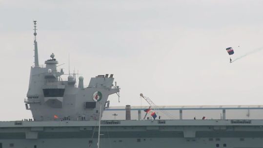 Parachutists land on HMS Queen Elizabeth's flight deck