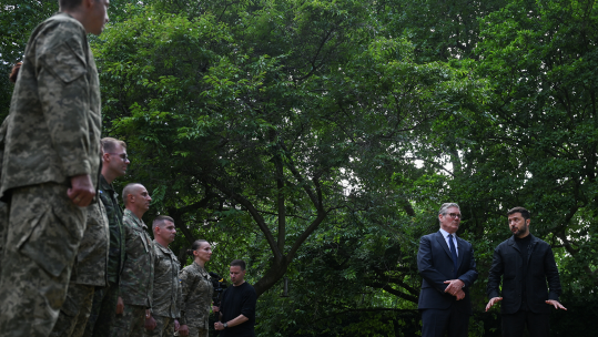 The two leaders meet the trainees