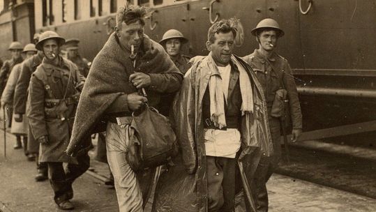 Soldiers of 2nd Battalion, The Buffs Regiment leaving a train in England after Dunkirk, France, 1940 CREDIT National Army Museum