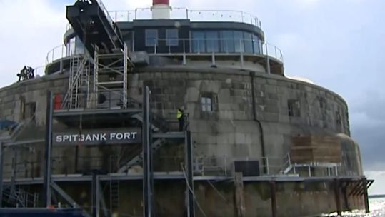 The fort’s thick granite walls, which are up to 15 feet thick in some places, were built to withstand significant bombardment.  The interior was designed to accommodate a garrison of up to 150 men, providing living quarters, storage facilities, and ammunition magazines. One of the most notable features of Spitbank Fort is its central courtyard, which was originally an open space used for mustering troops and storing supplies.  The courtyard is surrounded by a series of casemates—enclosed gun emplacements—th
