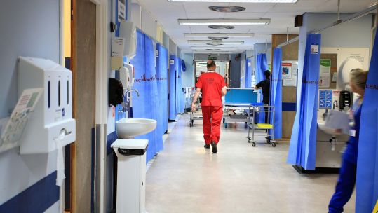 Staff on NHS hospital ward 031014 CREDIT PA ALAMY