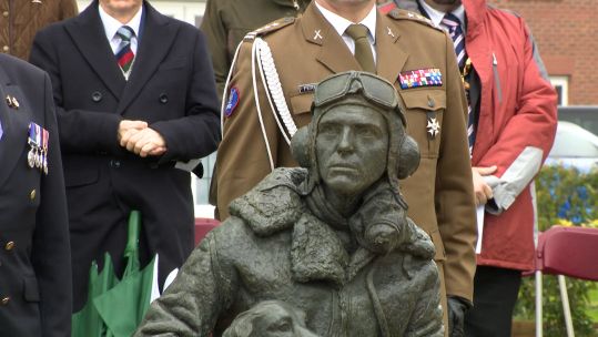 Statue of Wellington bomber pilot at RAF Newton site