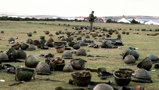 Steel helmets abandoned by Argentine armed forces at Goose Green to British Falklands Task Force troops 210582 CREDIT PA, Alamy Stock Photos.png