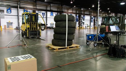 The Configured Air Load Building Tool system scans a pallet, effort to modernise aerial port 17112021 CREDIT US Dept Def.jpg