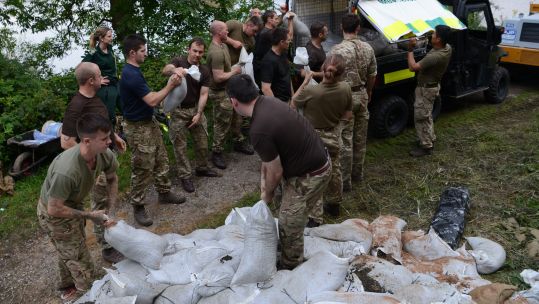 Troops from the Light Dragoons load up sandbags as part of their efforts to help shore up Whaley Bridge Dam (Picture: MOD).