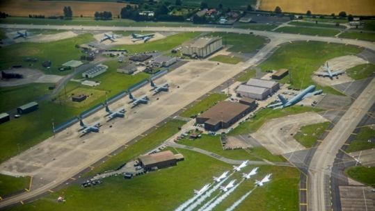 US Thunderbirds fly behind a KC-135 Stratotanker over RAF Mildenhall (Picture: MOD).