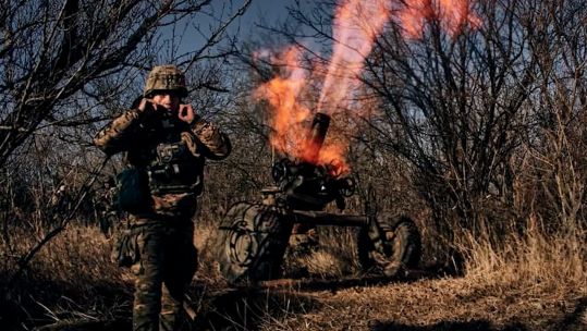 Ukraine soldiers using French MO-120 RT rifled towed mortar 14122022 CREDIT Ukraine MOD