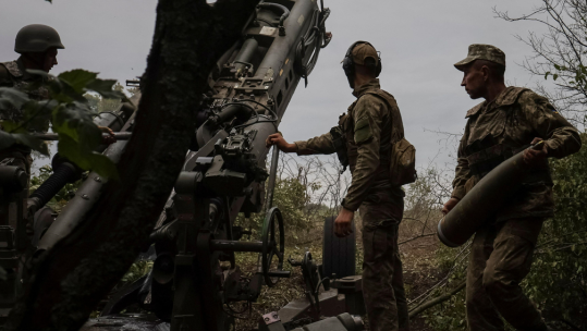 Ukrainian forces prepare to shoot from a M777 Howitzer at a front line position as they fight back against Russia (Picture: Reuters / Alamy).