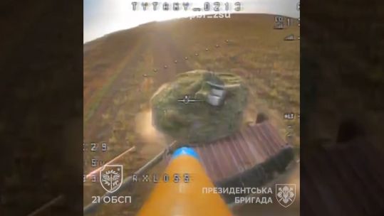 Ukrainian FPV drone attacks a Russian tank