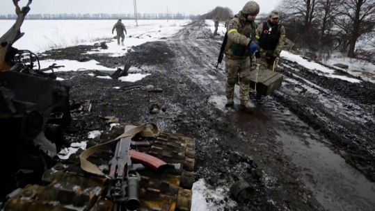 Ukrainian military personnel unloading weapons